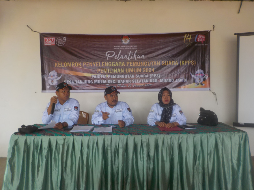 "Sejarah Baru Demokrasi Desa Tanjung Mulia: 42 Anggota KPPS Dilantik dan Aksi Kepedulian Lingkungan"